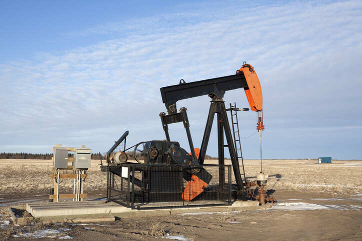 Oil prices climb on favourable outlook for U.S. fuel demand