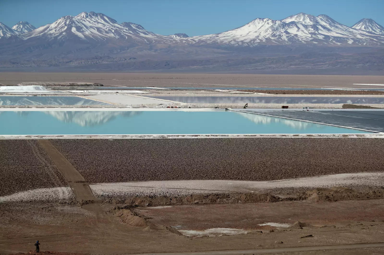 La expansión observada de cerca de Albemarle en Chile es un eslabón clave para satisfacer la demanda mundial de metal para baterías de vehículos eléctricos, que se espera que aumente en la próxima década a medida que más países se muevan para electrificar el transporte.