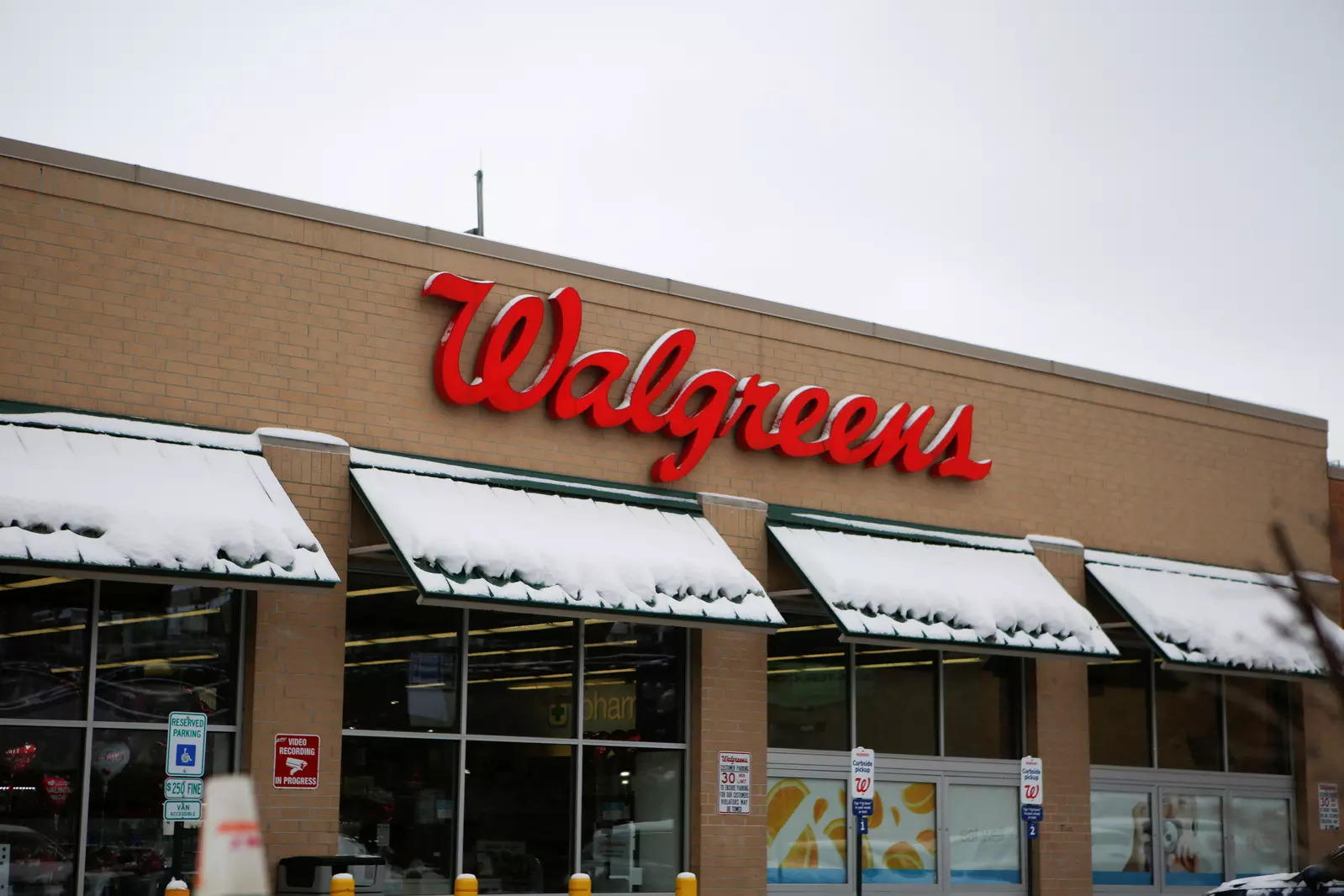 Walgreens Walgreens Teams Up With Doordash Uber To Roll Out Same Day Delivery Retail News Et Retail