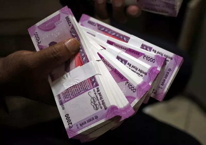 Rupee Gains Under Siege As Health Crisis Fuels Lockdown Fears Auto News Et Auto