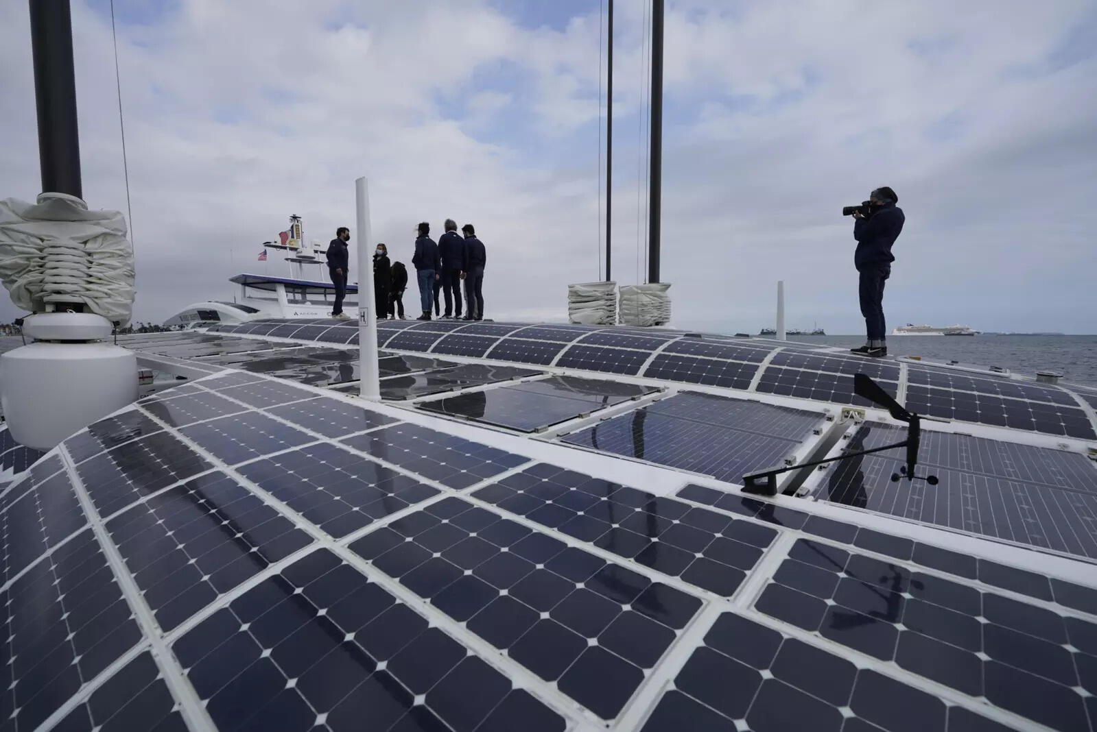 Suncor to develop hydrogen project in Alberta amid renewables push