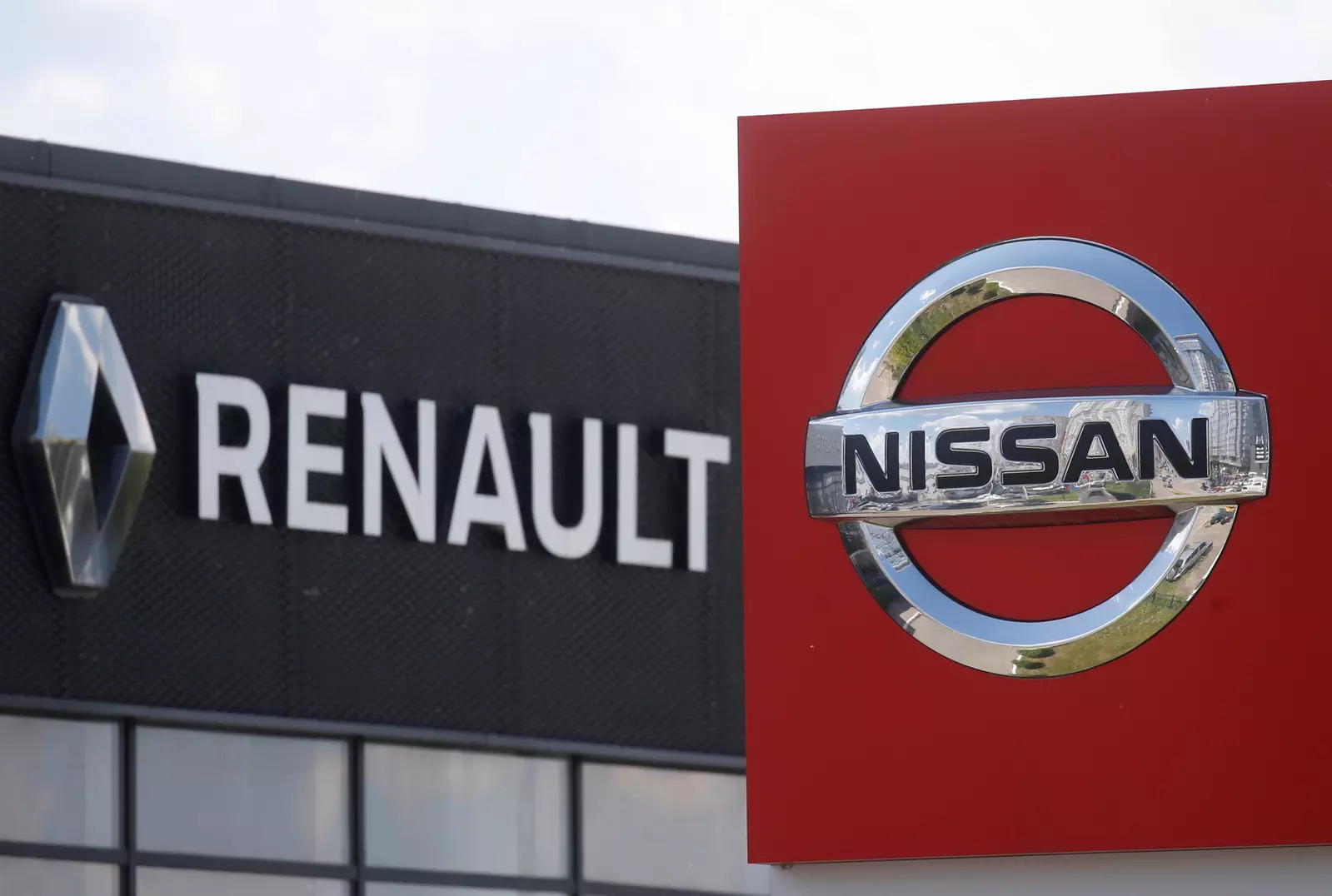 FILE PHOTO: The logos of car manufacturers Nissan and Renault are pictured at a dealership Kyiv, Ukraine June 25, 2020. REUTERS/Valentyn Ogirenko/File Photo