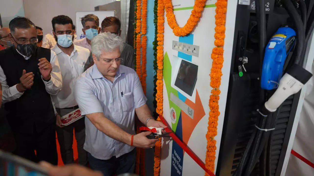 Transport Minister of Delhi, Shri Kailash Gahlot laid the foundation stone for setting up the first Public Electric Vehicle Charging Plaza in DTC Nehru Place Bus Terminal. 
