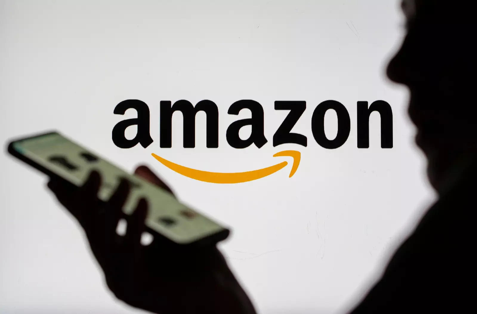 Mobile retailers demand CBI probe against Amazon in bribery case; want portal to be suspended
