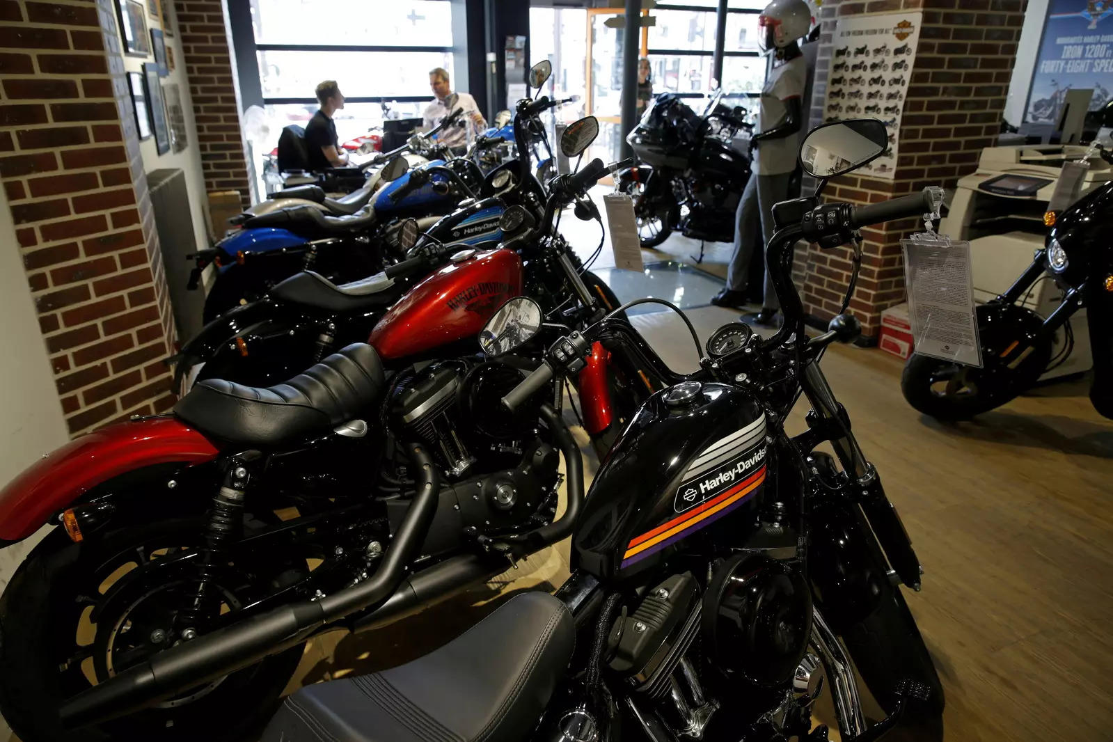 Sales from motorcycles and related products jumped 20.4% to $1.16 billion in the quarter, above analysts' estimates of $1.14 billion. 