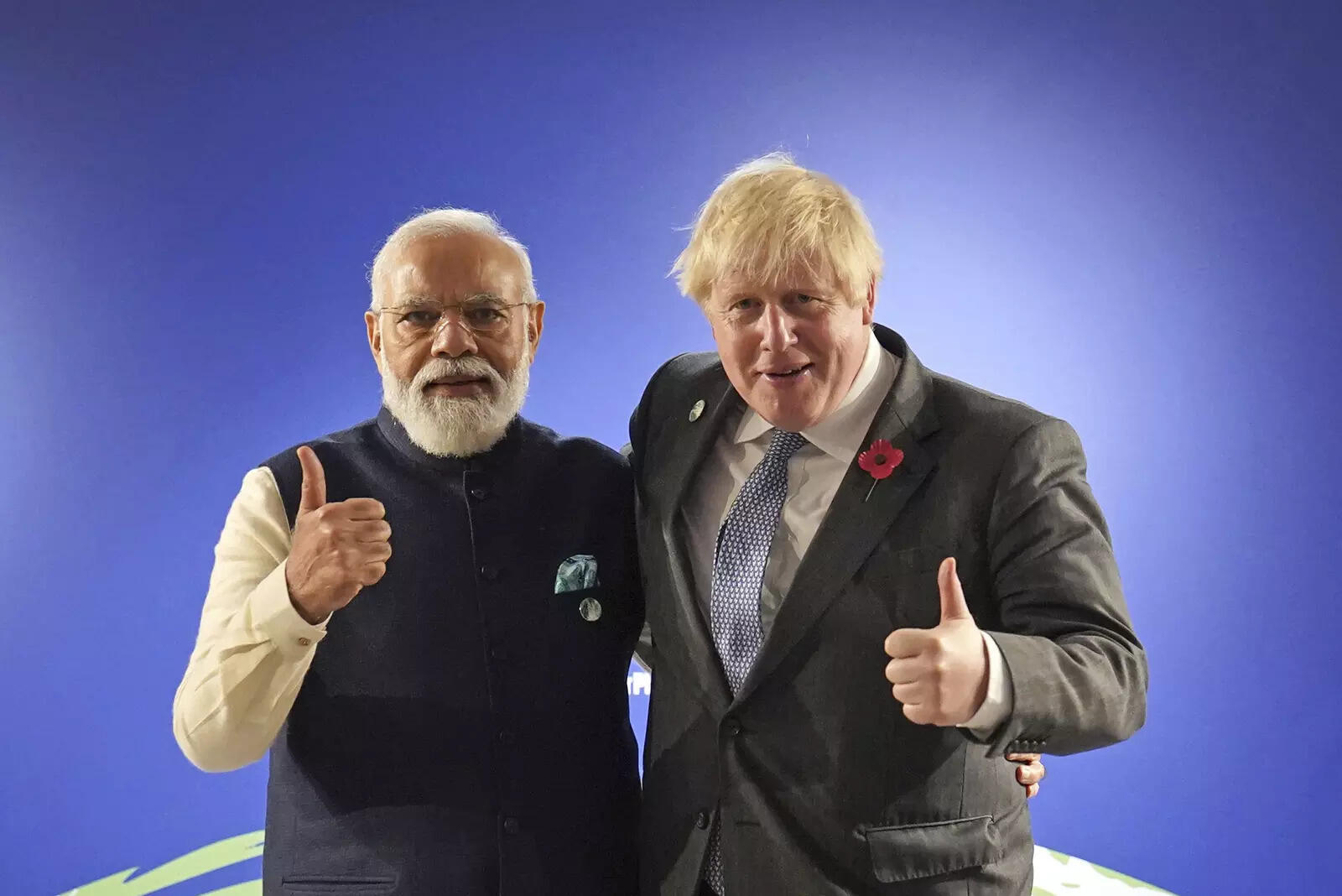 Glasgow: il primo ministro britannico Boris Johnson saluta il primo ministro indiano Narendra Modi, a sinistra, prima del loro incontro bilaterale durante la conferenza sui cambiamenti climatici delle Nazioni Unite COP26 a Glasgow, in Scozia, lunedì 1 novembre 2021. Il vertice sul clima delle Nazioni Unite a Glasgow riunisce leader di tutto il mondo lo scienziato.  mondo, nella città più grande della Scozia, per presentare la loro visione per affrontare la sfida comune del riscaldamento globale.  Immagini AP/PTI