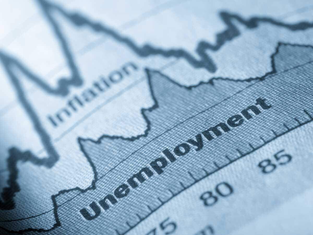 US weekly jobless claims edge down as labor market recovers, HR 