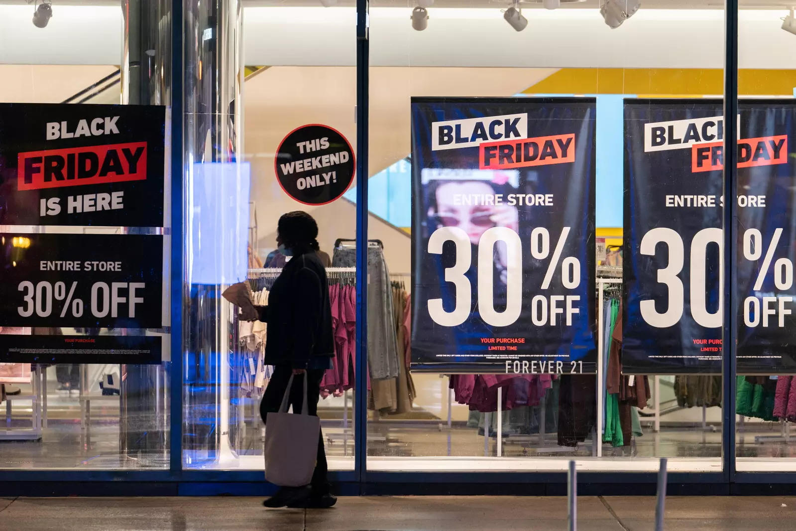 Black Friday 'early birds' find U.S. stores less crowded