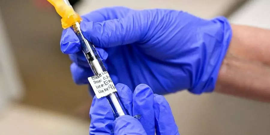 واکسن کووید: گروه های متخصص در حال بررسی شواهد علمی در مورد نیاز به دوز تقویت کننده هستند