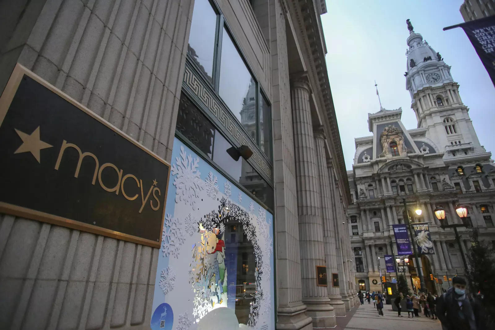 Macy's reliance on stores for e-commerce weighs on mulled split