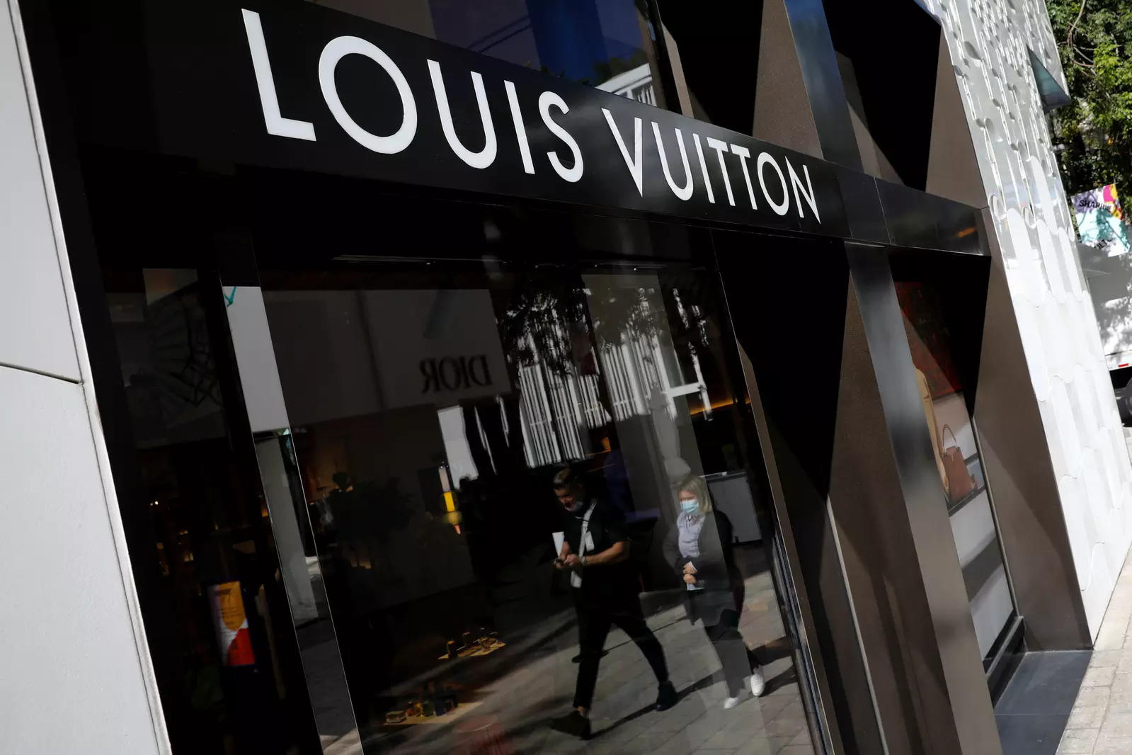 Louis Vuitton Return Policy: Louis Vuitton under fire in China for refund  policy, ET BrandEquity