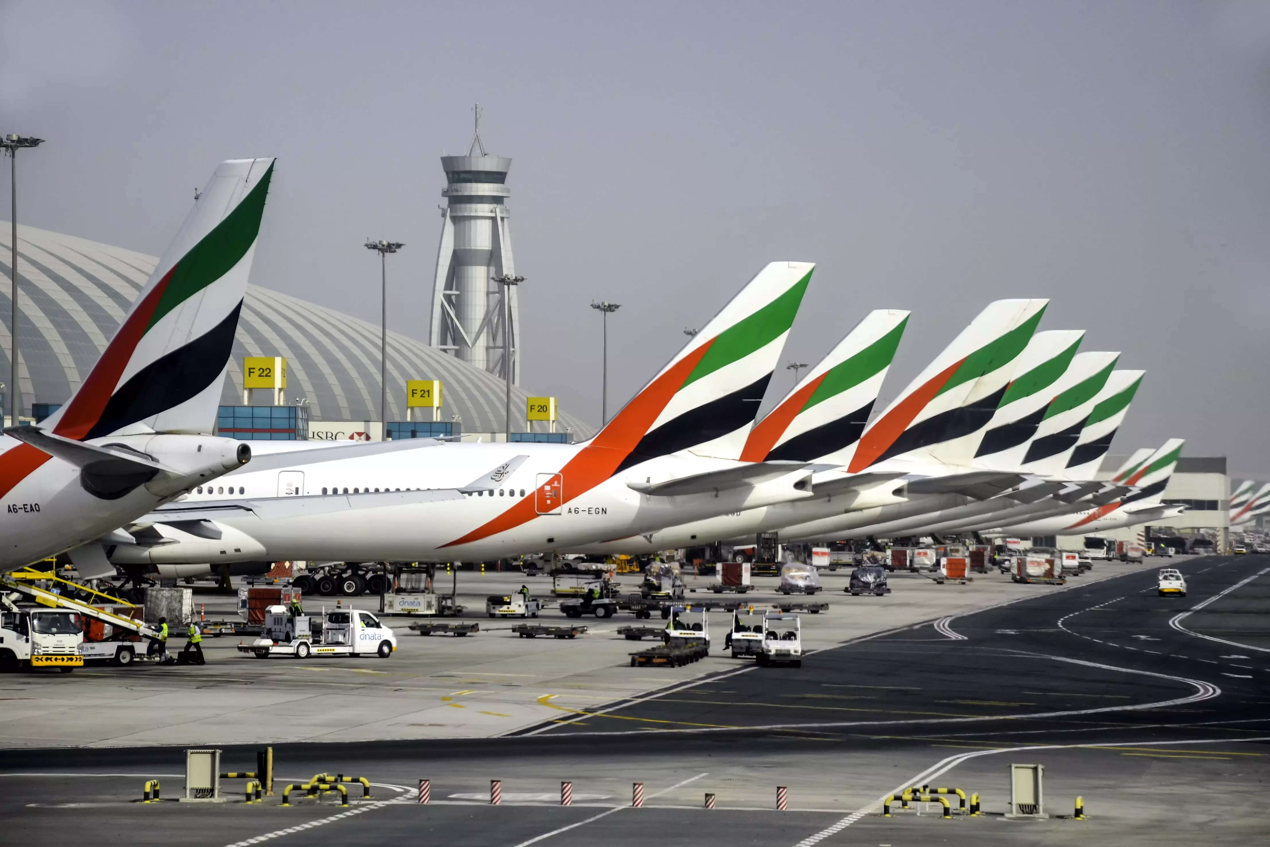 Авиарейсы в дубай. Авиакомпания Дубай Эмирейтс. Аэропорт Эмирейтс в Дубае. Авиалинии Дубай Эмирейтс самолеты. Аэропорт Дубай DXB.