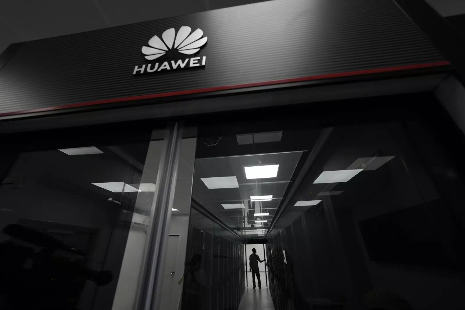 Huawei continues to dominate global telecom equipment market in 2021: Report