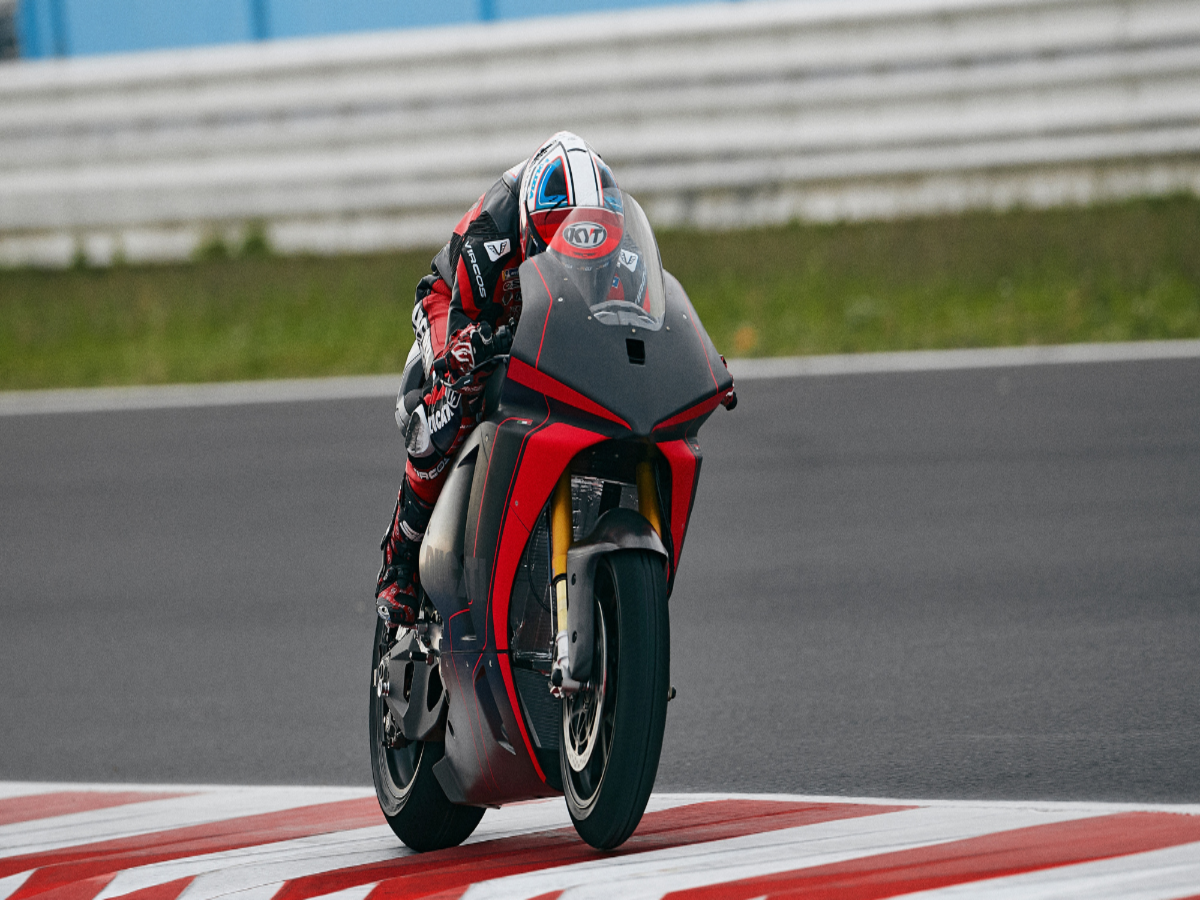  The most important challenges in the development of an electric racing motorcycle remain related to the size, weight and range of the batteries. Ducati's goal is to make electric motorcycles that are high-performance and characterized by their lightness available to all FIM Enel MotoE™ World Cup participants.