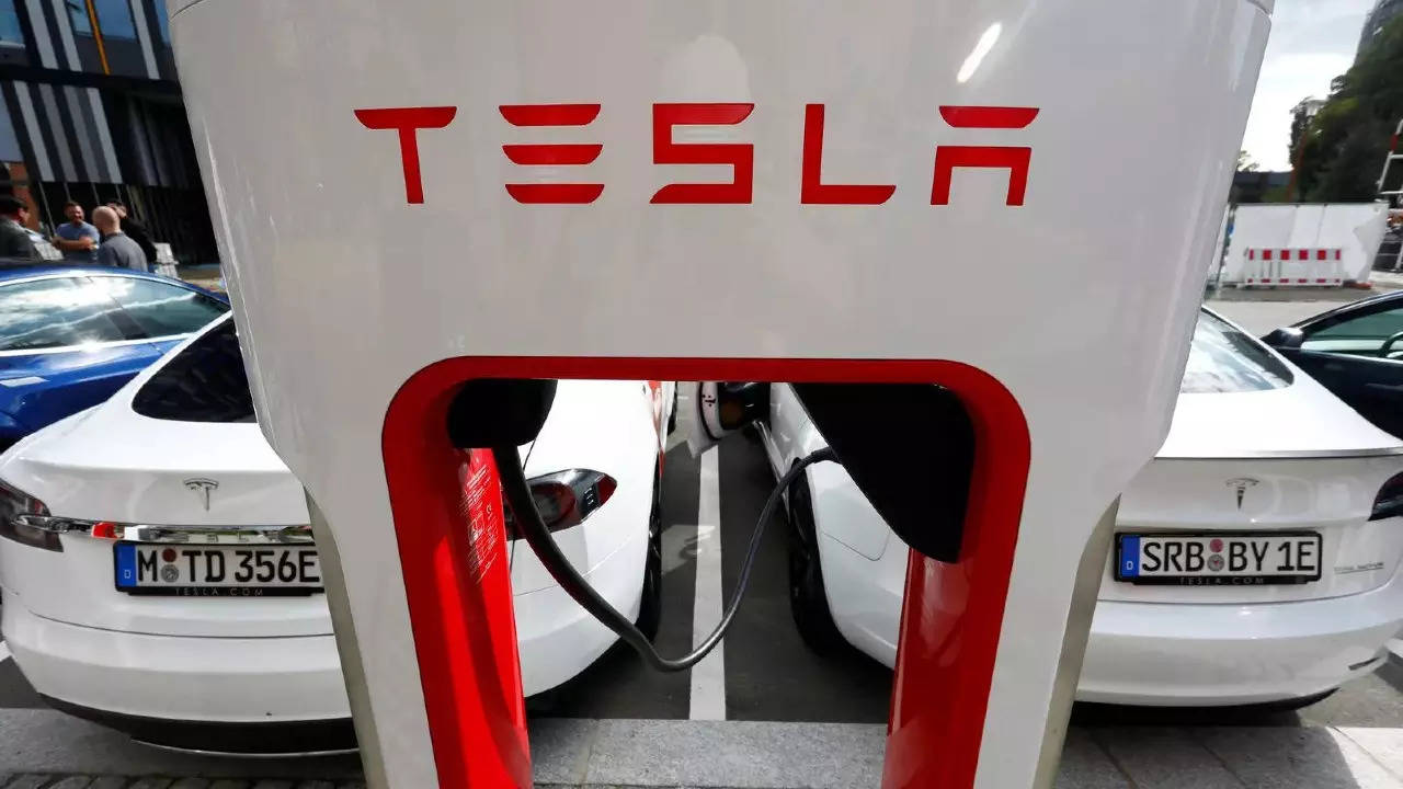  US probing whether Tesla gaming feature poses crash risk