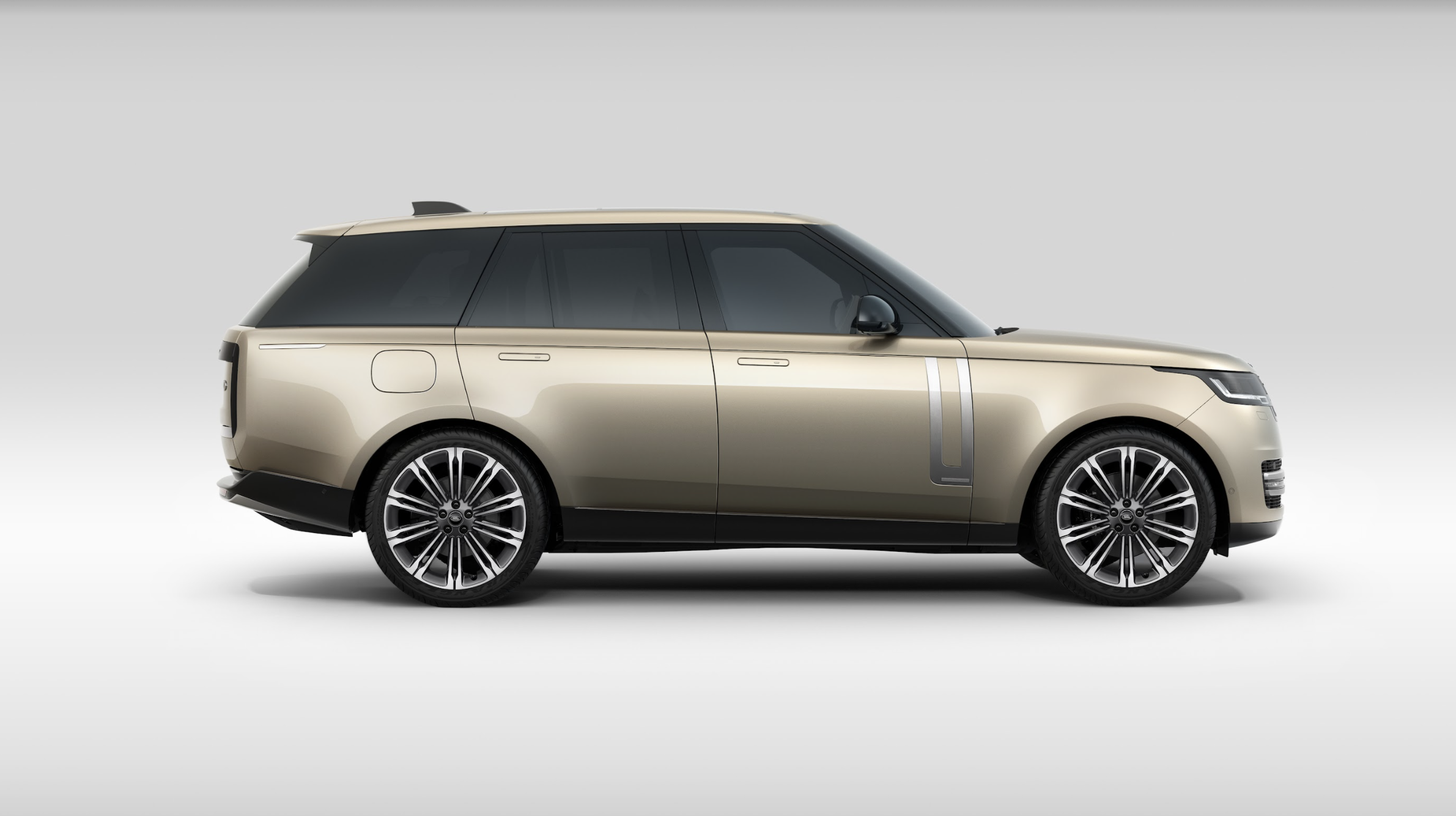  The New Range Rover mixes modernity and aesthetic grace with technological sophistication and seamless connectivity.