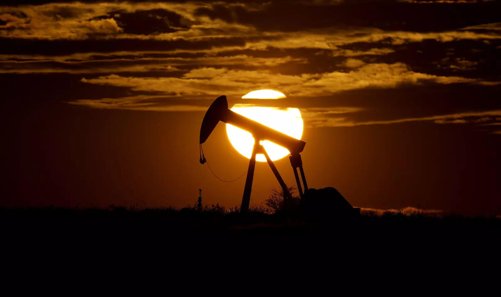     Brent oil futures fell 30 cents, or 0.4%, to $84.17 a barrel at 0150 GMT.  US West Texas Intermediate crude fell 45 cents, or 0.6%, to $81.67 a barrel.