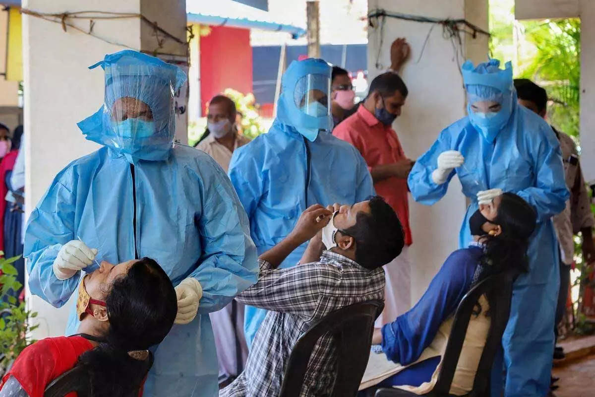 India records 2,58,089 new Covid infections including 8,209 Omicron cases, 385 deaths