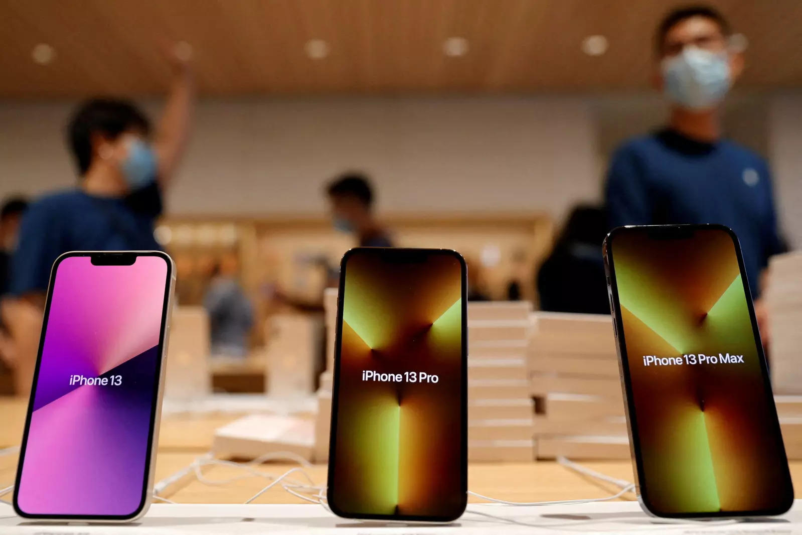  FILE PHOTO: Apple's iPhone 13 models are pictured at an Apple Store in Beijing, China September 24, 2021. REUTERS/Carlos Garcia Rawlins/File Photo