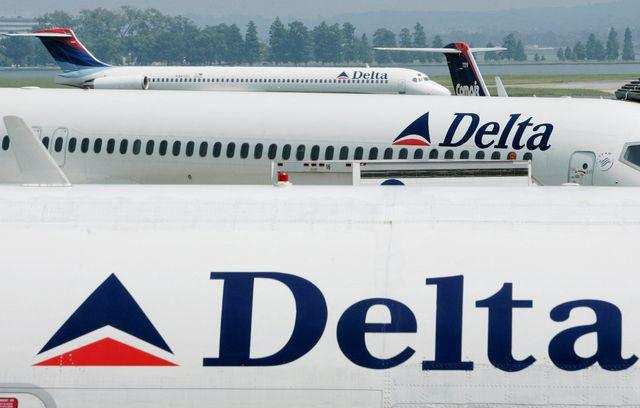   FILE PHOTO: Delta Airlines jets sit at terminal at Reagan National Airport outside Washington in this August 19, 2004 REUTERS/Larry Downing/File Photo