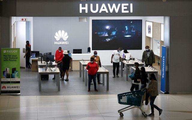  FILE PHOTO: Customers and workers are seen at a Huawei store at Sandton City mall in Sandton, South Africa February 16, 2022. REUTERS/Siphiwe Sibeko/File Photo