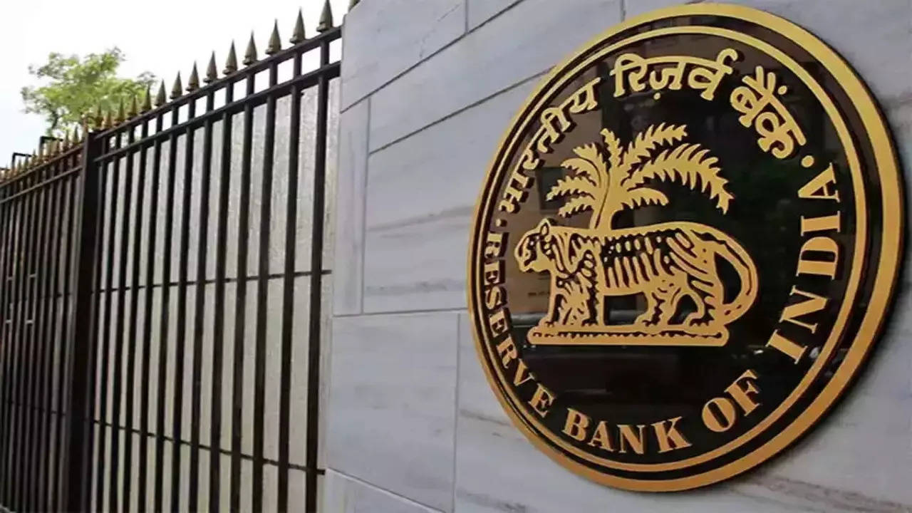 RBI's dollar-rupee swap plan lifts forex hedging costs
