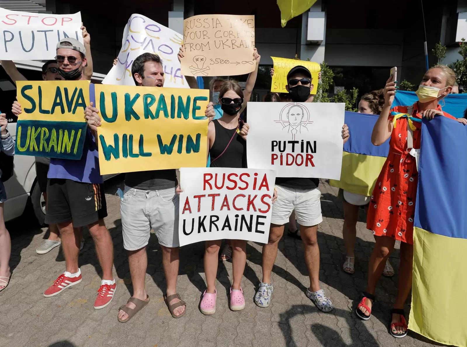 Sri Lanka Outrage at 'Whites Only' Party, Ends Free Long-Term Visas for  Russians, Ukrainians