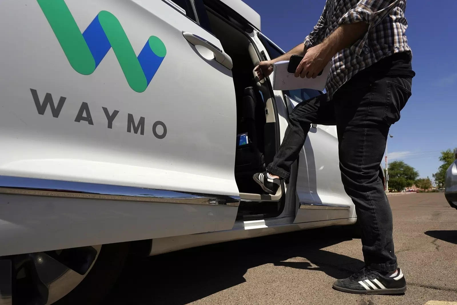  Waymo in August started giving autonomous rides free of charge to a limited number of people in San Francisco with safety drivers on board, using its Jaguar electric vehicles equipped with sensors such as spinning lidars on the top.