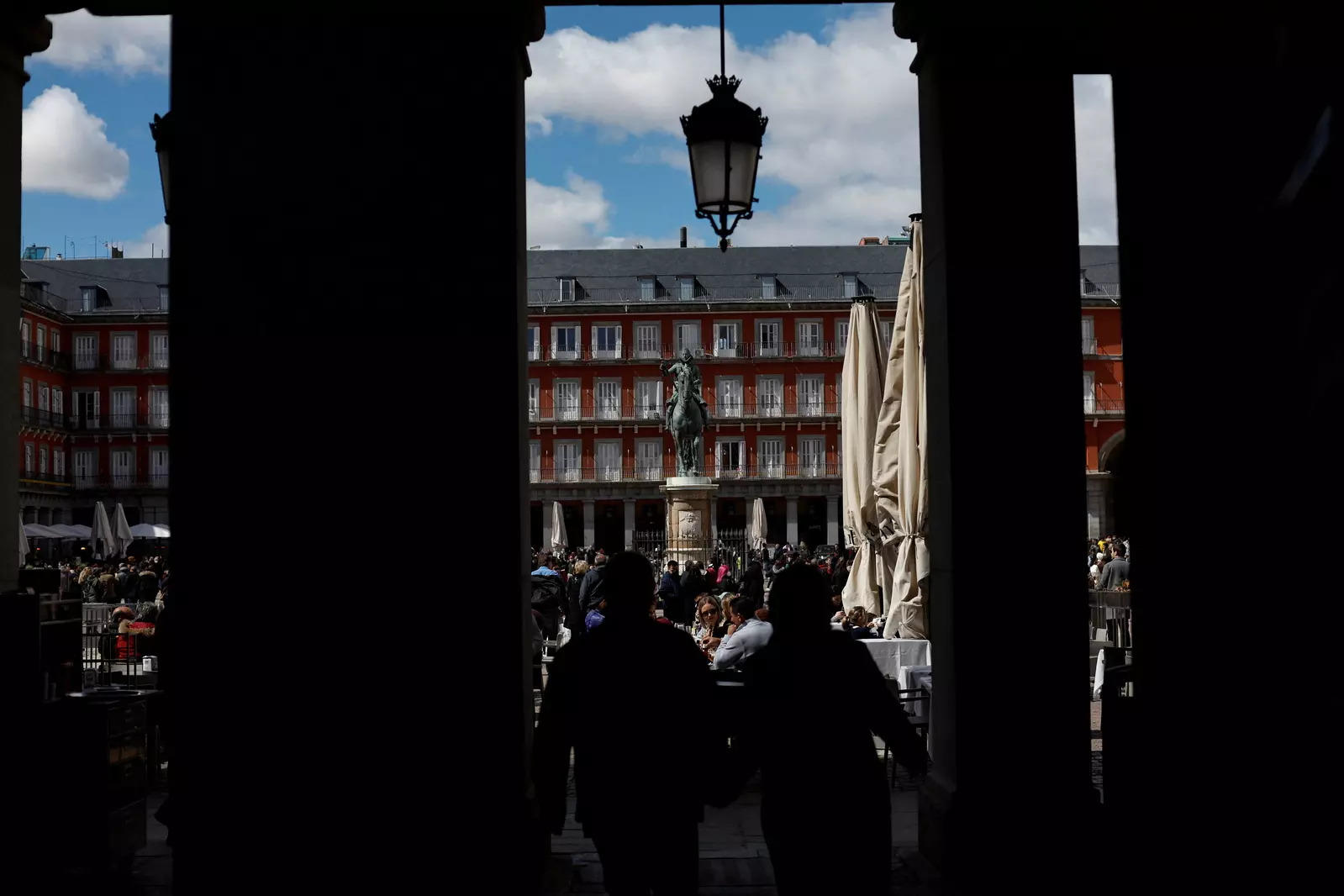   Tourists hang out at Plaza Mayor square in Madrid, Spain, April 3, 2022. Picture taken April 3, 2022. REUTERS/Susana Vera