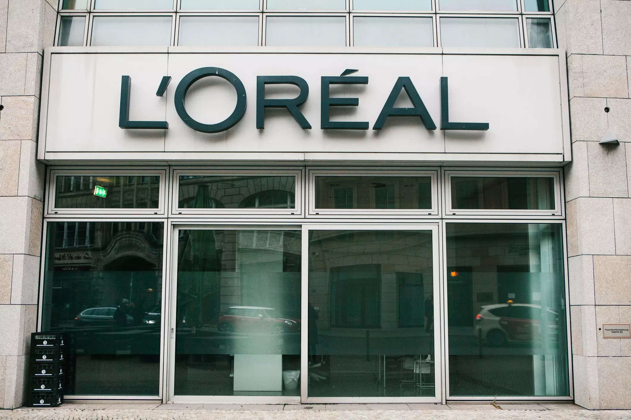 Luxury makeover helps L'Oreal sales glow