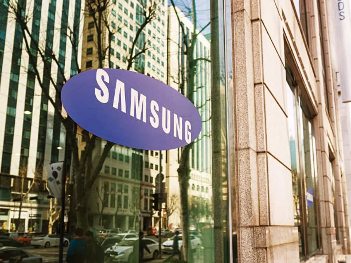   Samsung is reportedly developing a virtual reality headset under the Galaxy name as its first metaverse-related product.  (Image courtesy: iStock)