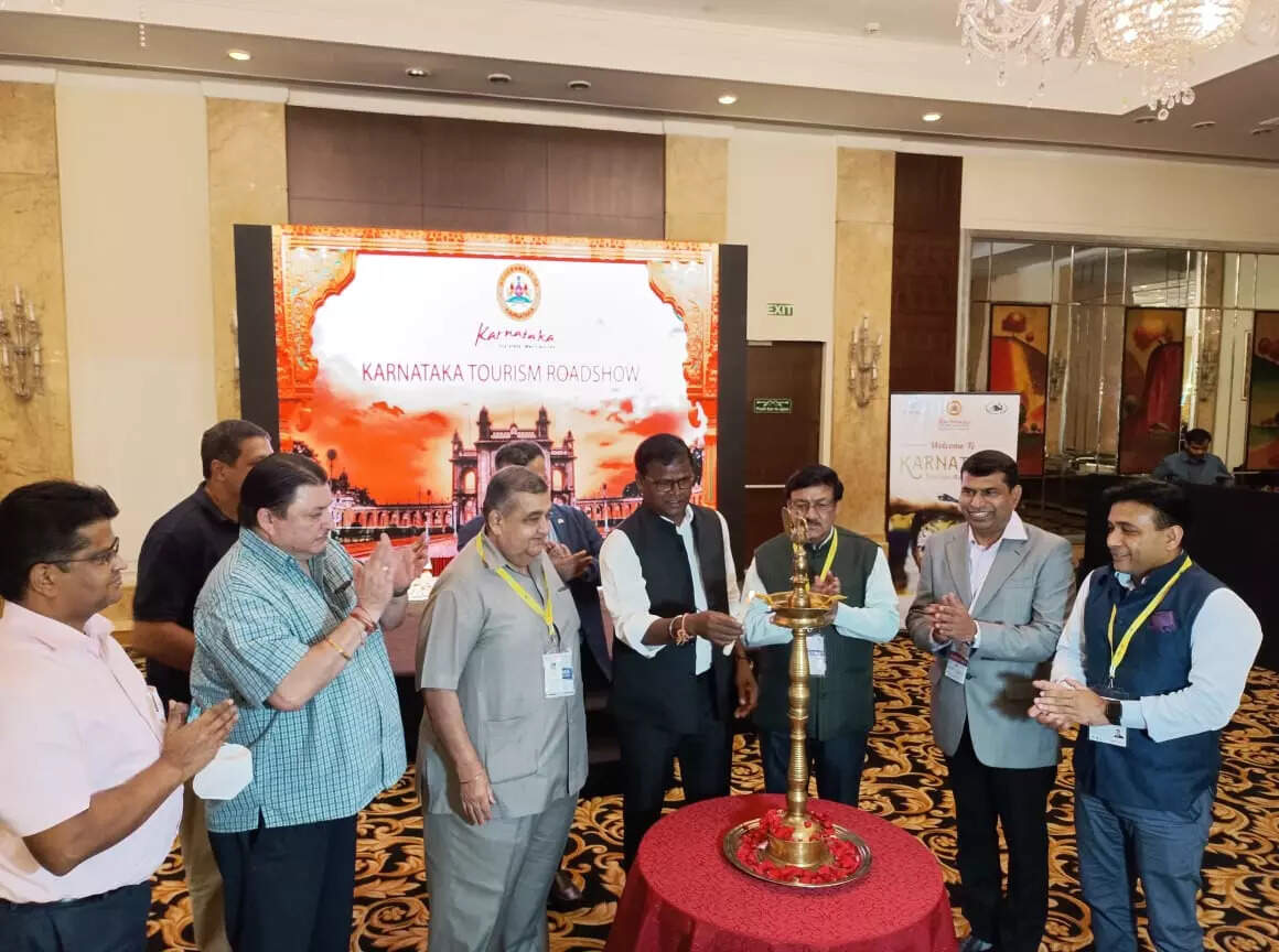 <p>Anil Oraw, Regional Director - North, India Tourism inaugurating the Karnataka tourism roadshow in Delhi in the presence of representatives of the travel trade associations. </p>