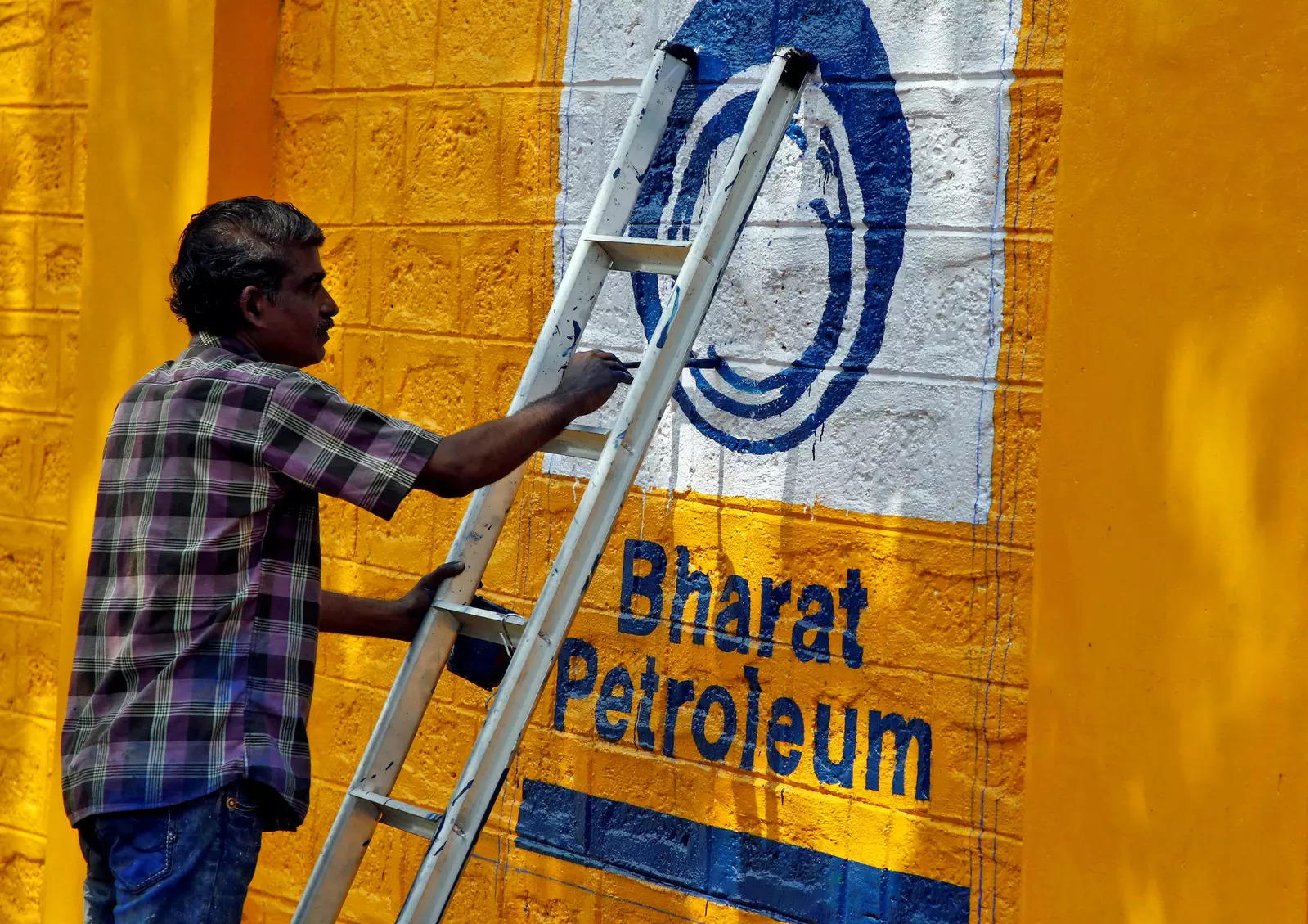 सरकार द्वारा विनिवेश योजना को रोके जाने के बाद BPCL ने डेटा रूम एक्सेस को रोक दिया