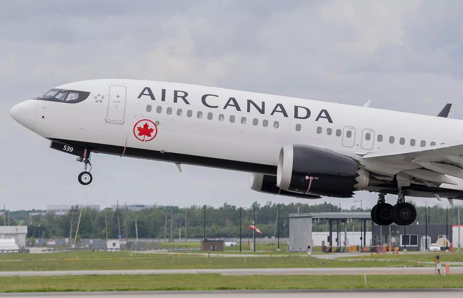 Air Canada shares drop after carrier trims its domestic flight schedule
