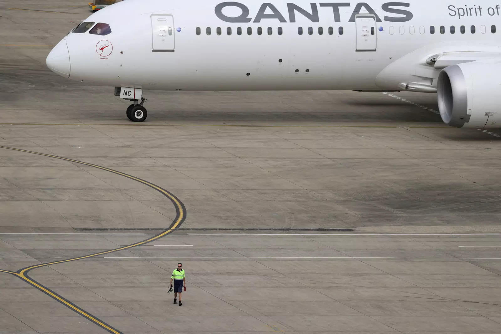 Qantas engineers vote on work stoppages as they seek higher pay