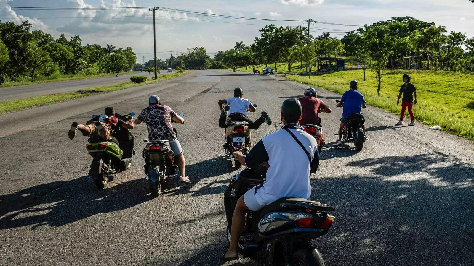  Electric motorcycles are changing the urban landscape in Cuba and also creating challenges: the batteries tend to catch fire and their relative silence accompanied by driver inexperience is causing traffic accidents.