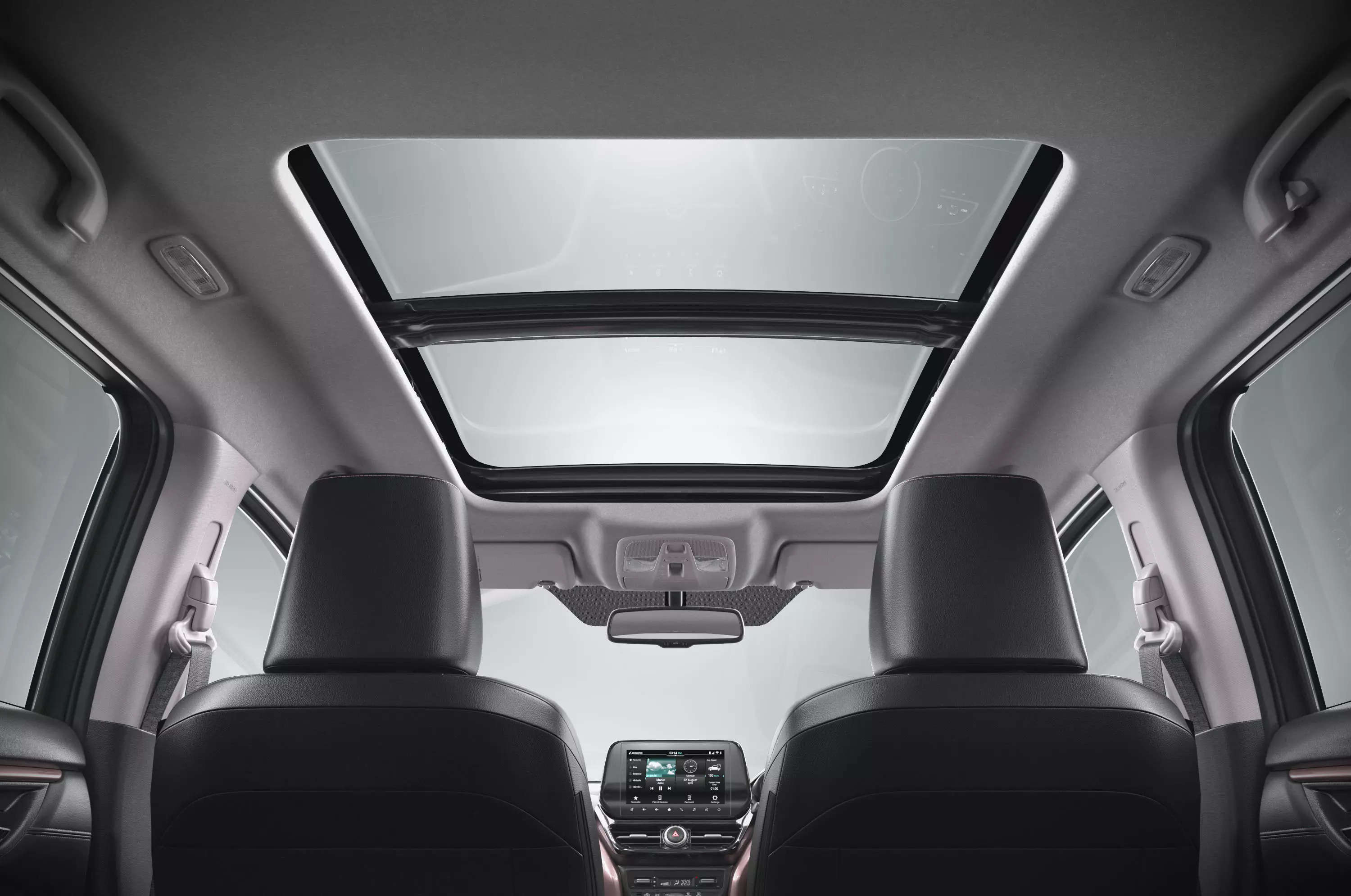     The Grand Vitara is built on the Suzuki TECT platform (Global C platform) and includes a panoramic sunroof, a fully digital instrument panel, ventilated seats for the driver and co-driver, among others. 