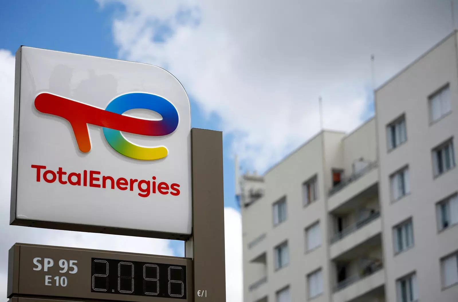   Un panneau avec le logo de la société pétrolière et gazière française TotalEnergies est photographié dans une station-service à Nantes, France, le 30 juin 2022. REUTERS/Stephane Mahé