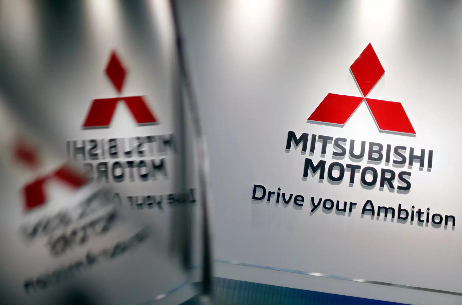     Menurut pernyataan itu, CEO Mitsubishi Motors Takao Kato mengatakan perusahaan berencana untuk memproduksi kendaraan listrik hibrida dan kendaraan listrik baterai di Indonesia.