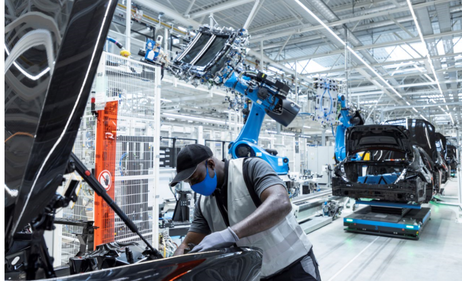 Man Beats Robots at Mercedes’ most efficient factory