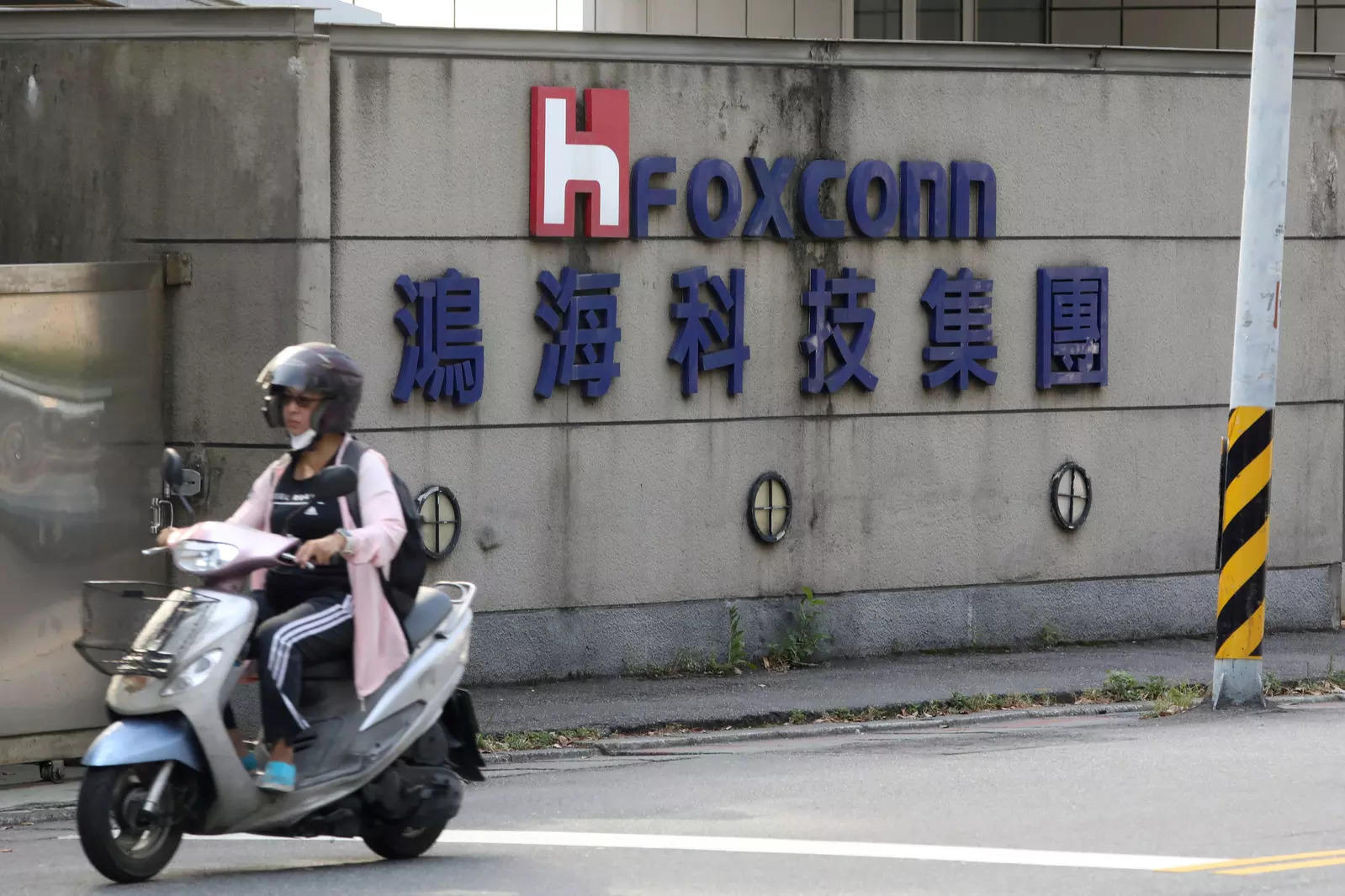  FILE PHOTO: FILE PHOTO: A motorist passes by a Foxconn office building in Taipei, Taiwan, July 14, 2020. REUTERS/Ann Wang/File Photo/File Photo