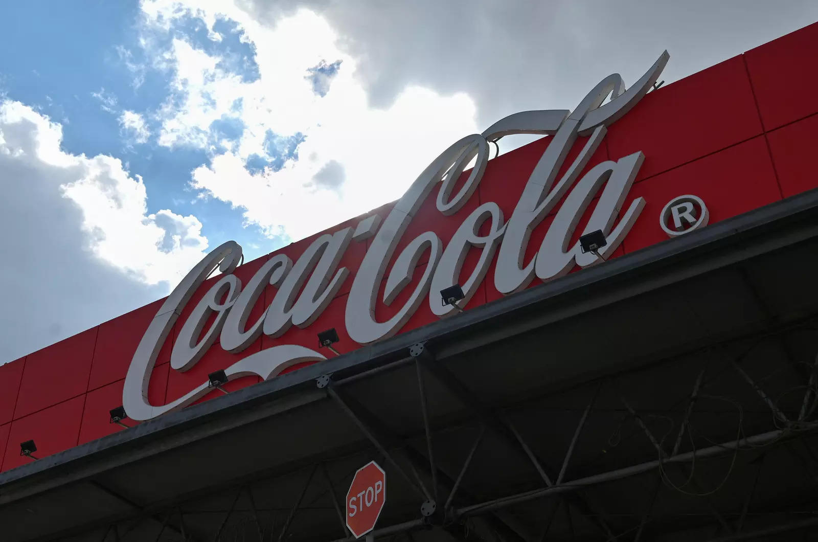 Coca-Cola HBC объявила об единовременном убытке в размере $195 млн от операций в России