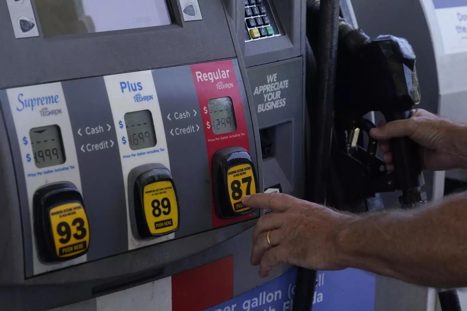 Gas prices dip just below USD 4 for the first time in 5 months in US
