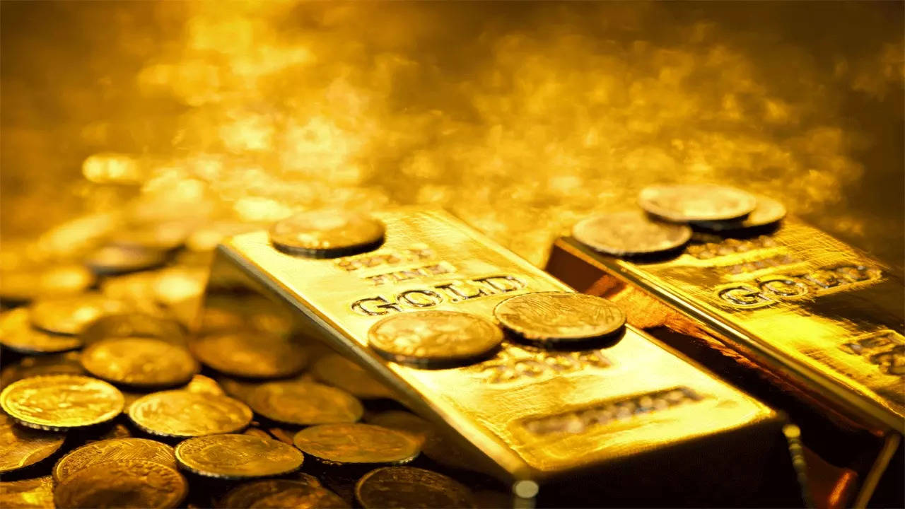 Gold declines Rs 365 amid weak global trends
