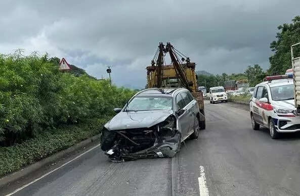  A Maratha leader died on the Mumbai-Pune expressway when the driver of his SUV rammed into a multi-axle container truck in an attempt to overtake it. 