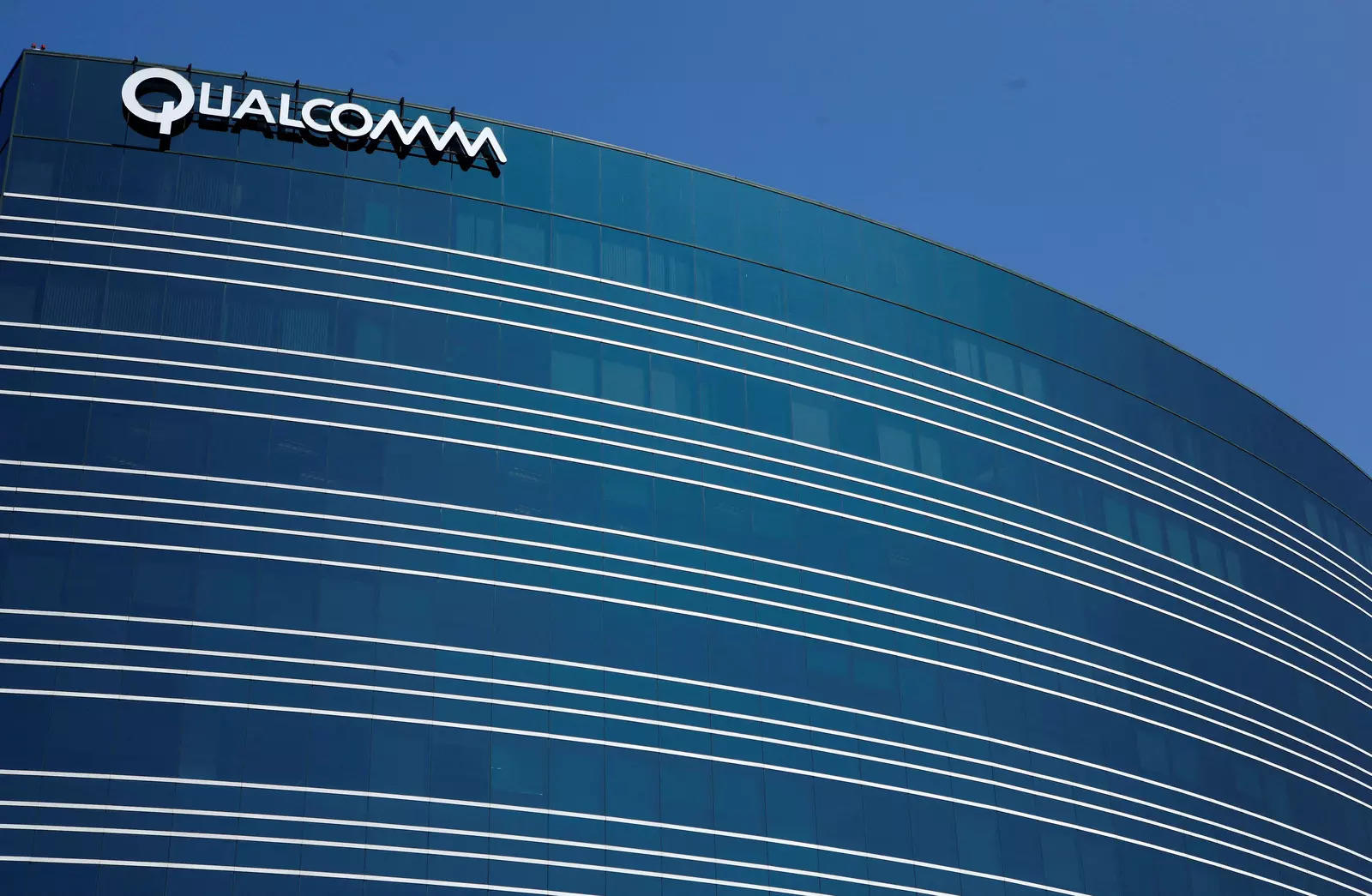  FILE PHOTO: A view of one of Qualcomm's many buildings in San Diego, California, July 22, 2008. REUTERS/Mike Blake/File Photo