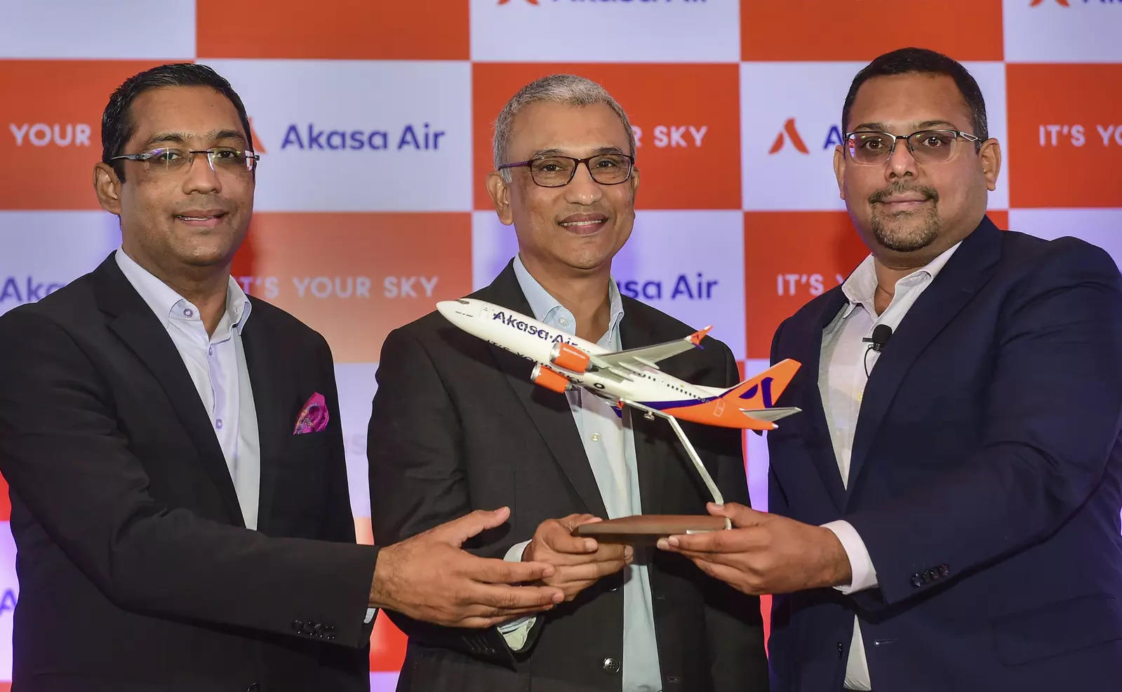  New Delhi: Akasa Air CEO Vinay Dube (centre) flanked by Akasa Air co-founders Belson Coutinho (right) and Praveen Iyer (left) during a press conference in New Delhi.