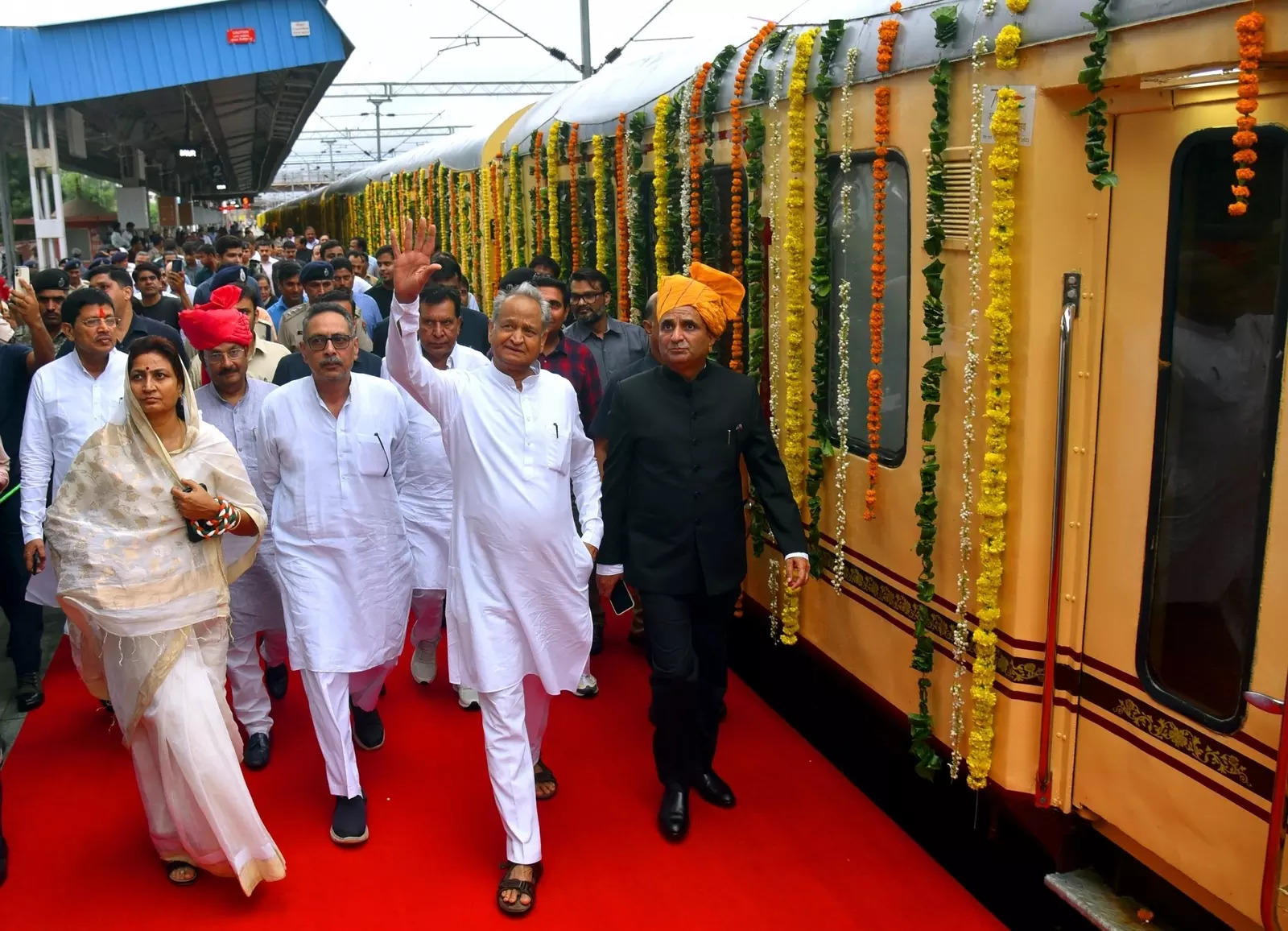  Jaipur: Rajasthan Chief Minister Ashok Gehlot flags off the The Palace on Wheels along with Tourism Minister Vishvendra Singh and Congress leader Shakuntala Rawat, RTDC Chairman Dharmendra Rathore and others, in Jaipur on October 08, 2022. (Photo:Ravi shankar vyas/IANS)