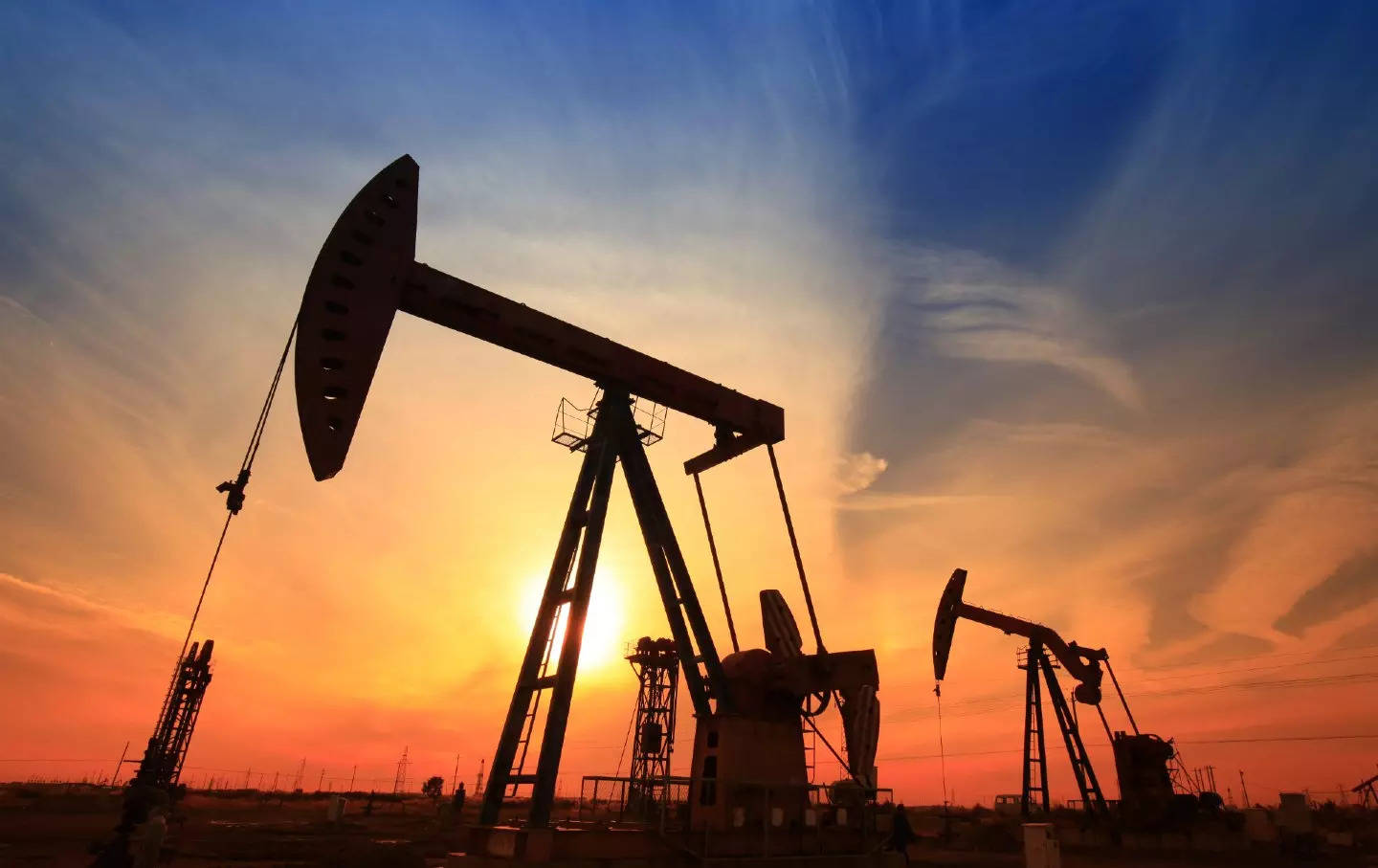 Oil prices fall more than 3% on recession fears