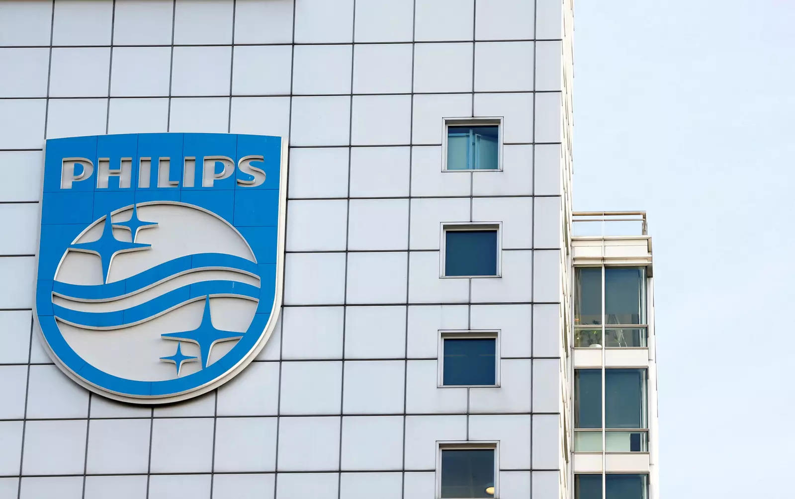  FILE PHOTO: Logo of Dutch medical equipment maker Philips is seen at its company headquarters in Amsterdam, Netherlands, January 29, 2019. REUTERS/Eva Plevier/File Photo
